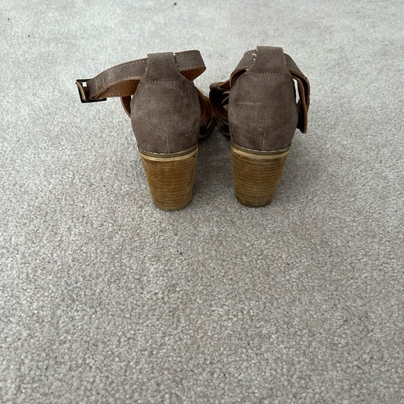 Women's MI IM Brown Strappy Sandals - Picture 3 of 3